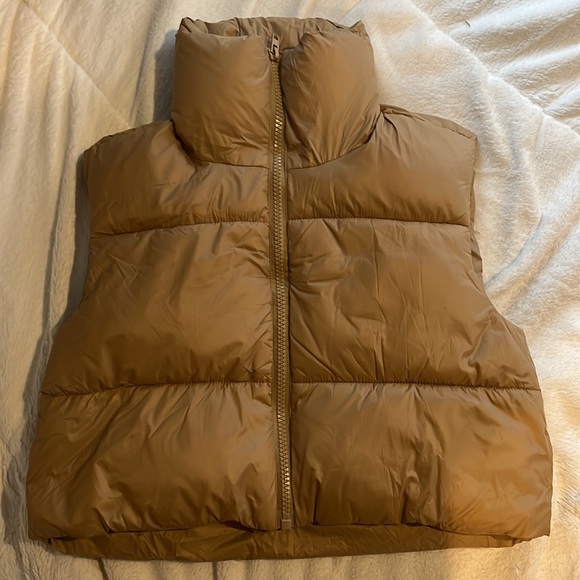 Cropped khaki puffer vest - Picture 3 of 3